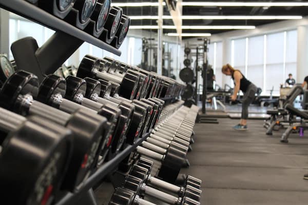 Academia moderna com equipamentos de musculação