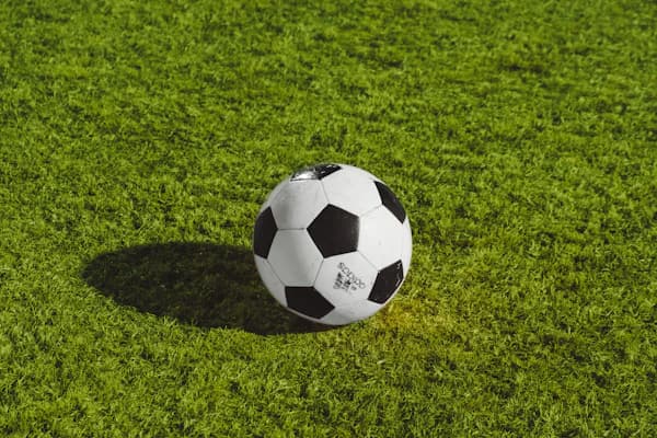 Time de futebol em treino tático no campo