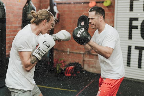 Lutador treinando boxe com saco de pancadas